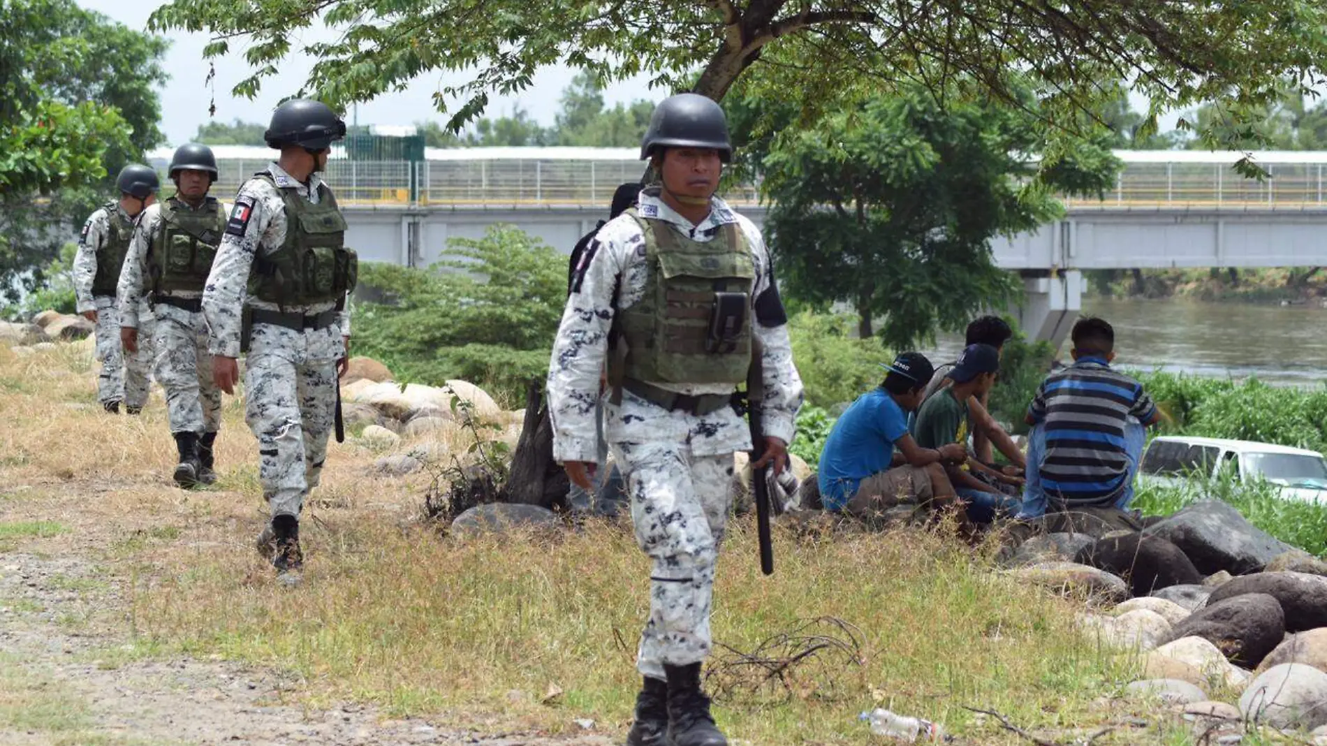 Guardia Nacional ahuyenta a migrantes en frontera con Guatemala eduardo torres (2)